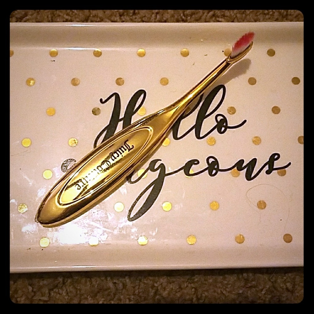Juicy Couture eyeshadow brush